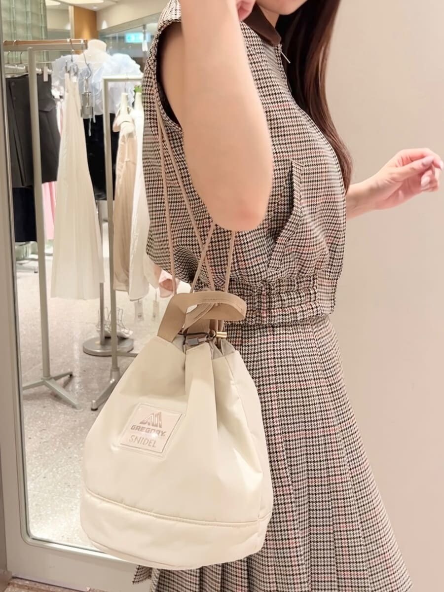 その他のブルゾン、ベージュ系のスカート、ベージュ系のハンドバッグを着用したレディースの夏コーディネートの7枚目の写真