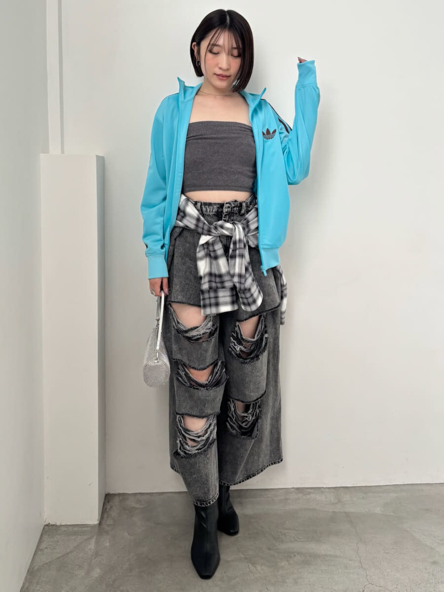 グレー系のデニムパンツ、ブラック系のシャツ/ブラウス、ブラック系のブーツを着用したレディースの秋コーディネートの2枚目の写真