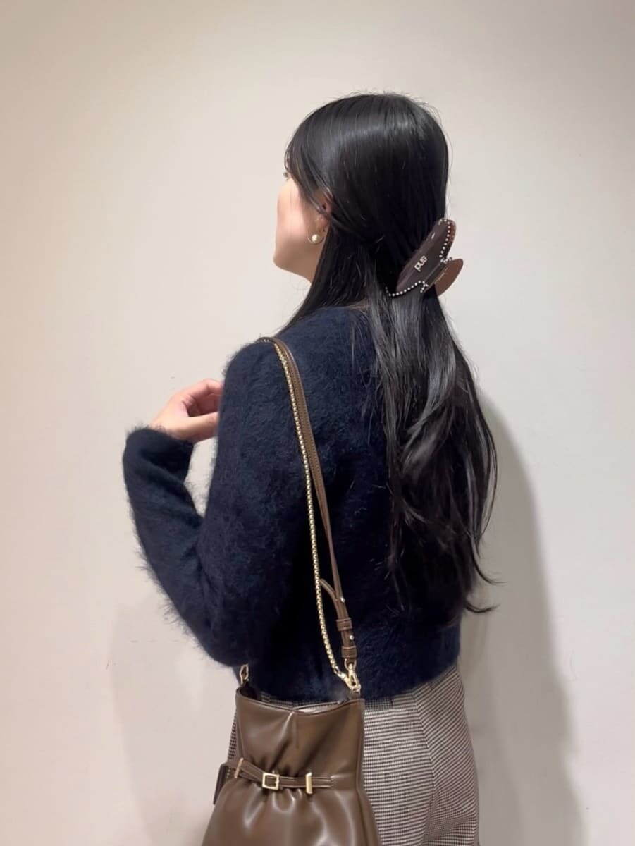 ブルー系のテーラードジャケット、その他のその他パンツ、ブラウン系のパンプスを着用したレディースの秋コーディネートの5枚目の写真