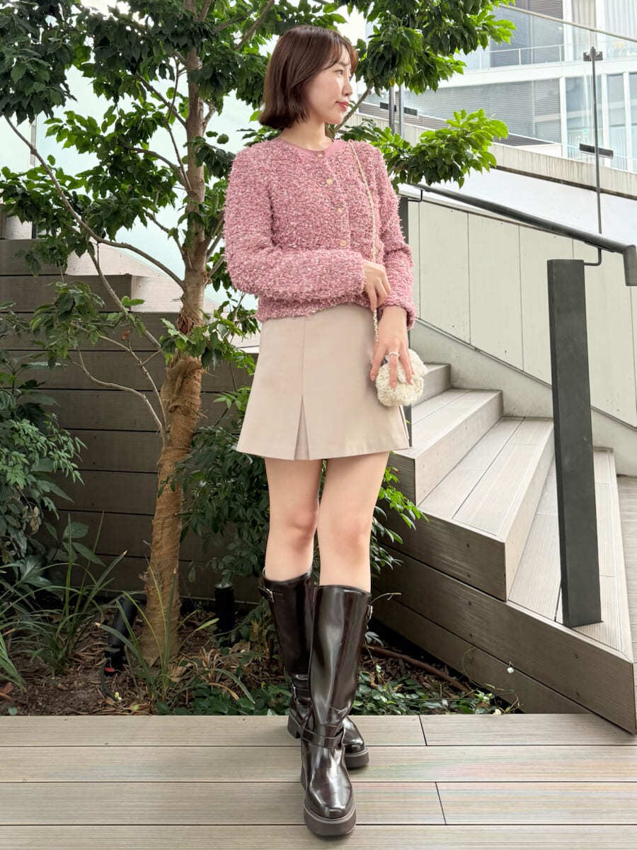 ピンク系のカーディガン/ボレロ、ベージュ系のスカート、ホワイト系のショルダーバッグを着用したレディースの夏コーディネートの7枚目の写真