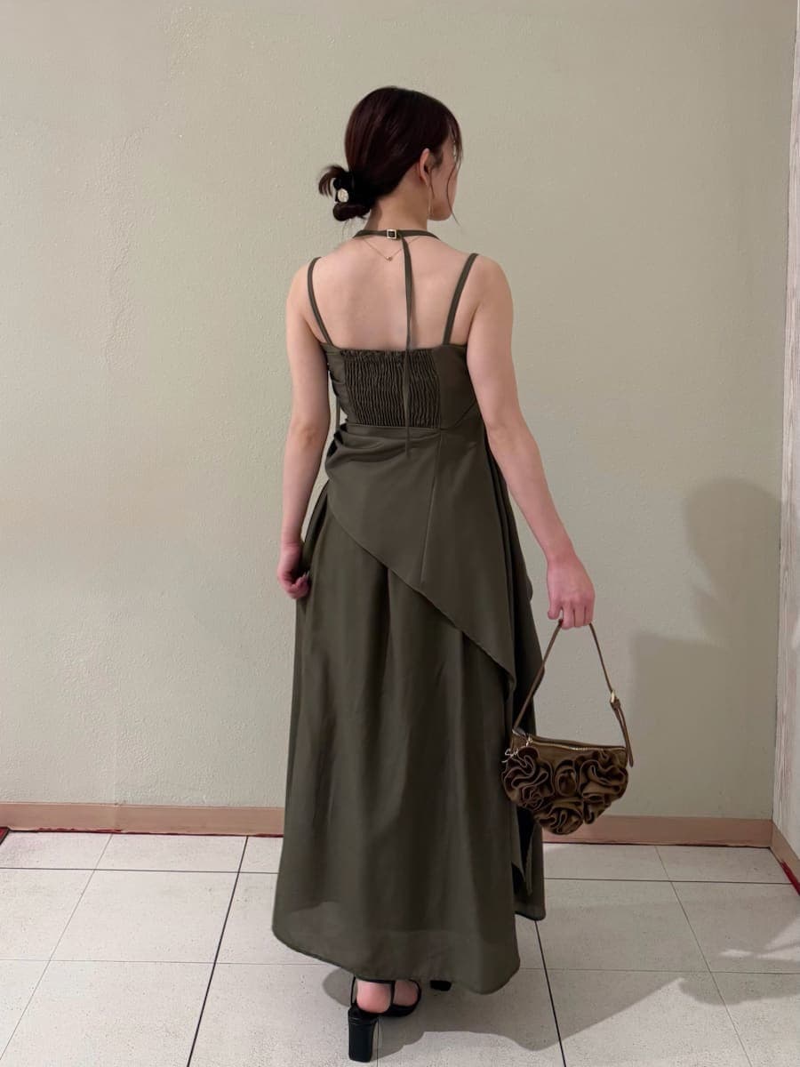 グリーン系のワンピース、ホワイト系のカーディガン/ボレロ、ブラウン系のハンドバッグを着用したレディースの春コーディネートの5枚目の写真