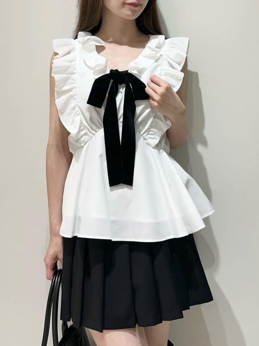 ブラック系のその他パンツ、ホワイト系のシャツ/ブラウス、その他のブーツを着用したレディースの夏コーディネートの2枚目の写真