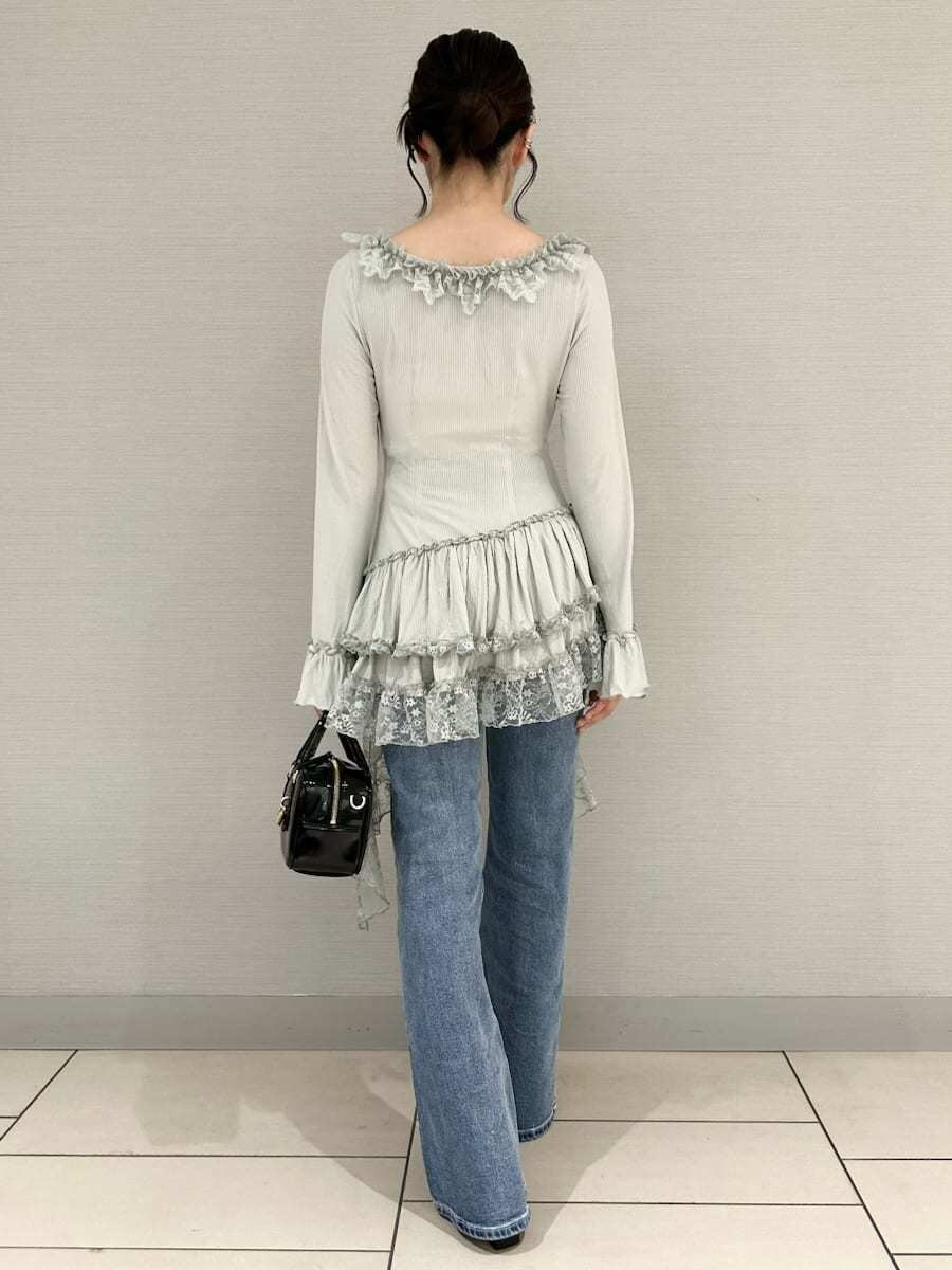 グリーン系のTシャツ/カットソー、ブルー系のその他パンツ、ブラック系のボストンバッグを着用したレディースの秋コーディネートの3枚目の写真