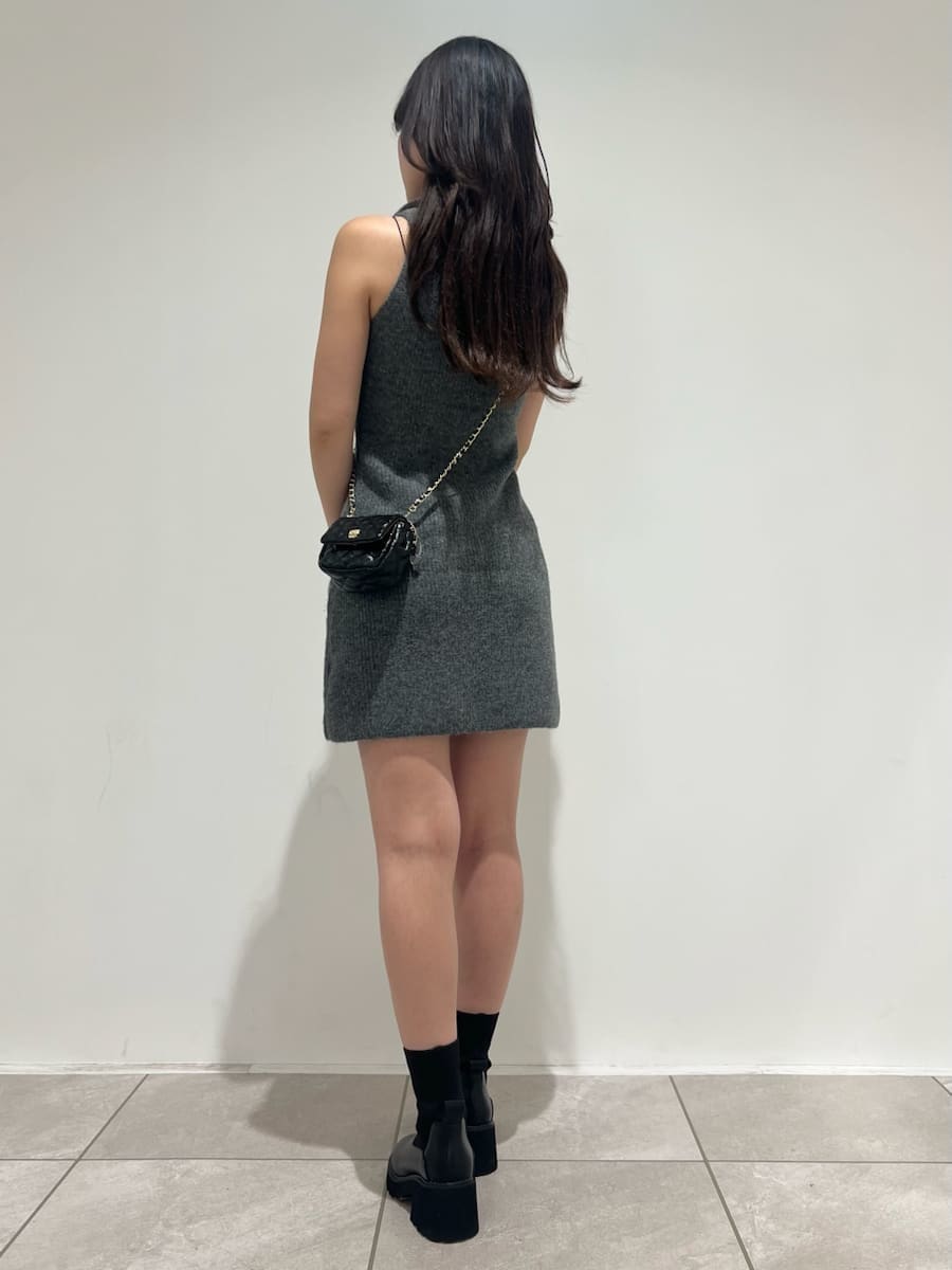 グレー系のワンピース、グレー系のカーディガン/ボレロ、ブラック系のショルダーバッグを着用したレディースの秋コーディネートの8枚目の写真