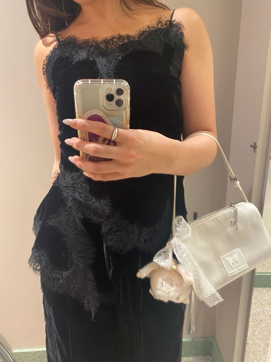 ブラック系のその他パンツ、ブラック系のキャミソール、ブラック系のブーツを着用したレディースの秋コーディネートの7枚目の写真