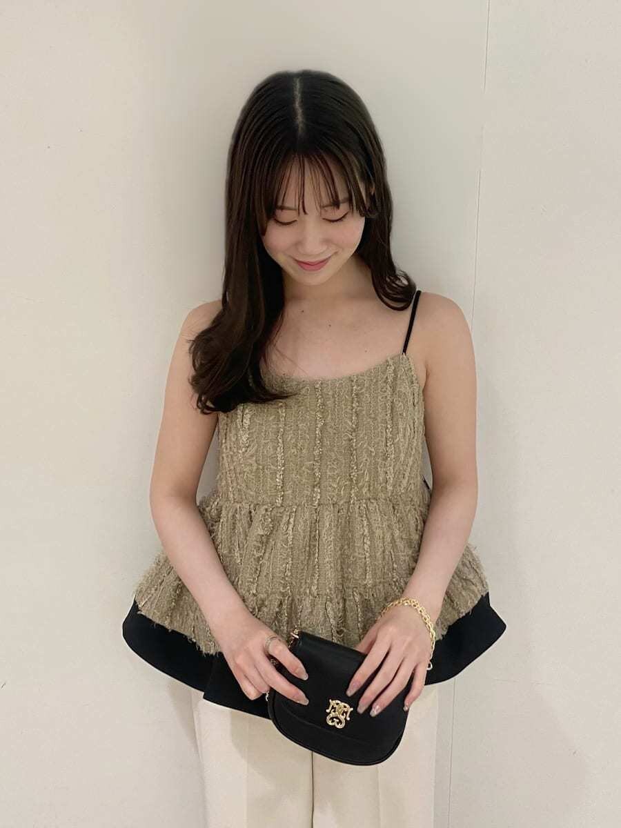 ホワイト系のテーラードジャケット、ホワイト系のスラックス、ベージュ系のその他トップスを着用したレディースの冬コーディネートの3枚目の写真