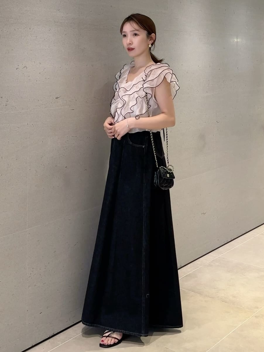 ベージュ系のシャツ/ブラウスを着用したレディースの春コーディネートの5枚目の写真