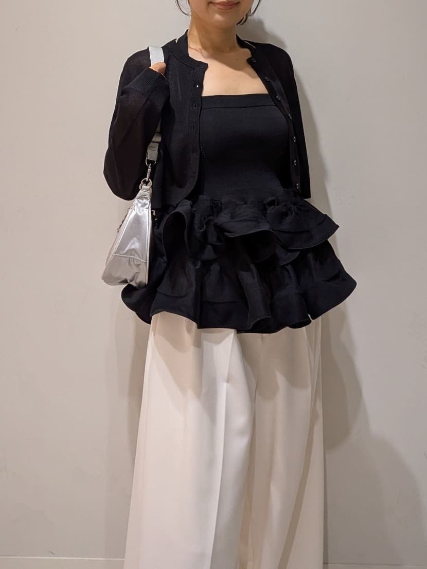 ベージュ系のその他パンツ、ブラック系のニット/セーター、ブラック系のカーディガン/ボレロを着用したレディースの春コーディネートの3枚目の写真