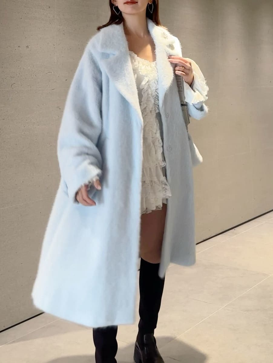 ブルー系のチェスターコート、その他のその他パンツ、ホワイト系のTシャツ/カットソーを着用したレディースの秋コーディネートの6枚目の写真