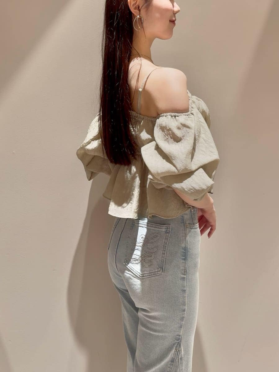 グリーン系のシャツ/ブラウス、ブルー系のデニムパンツ、グリーン系のボストンバッグを着用したレディースの夏コーディネートの5枚目の写真