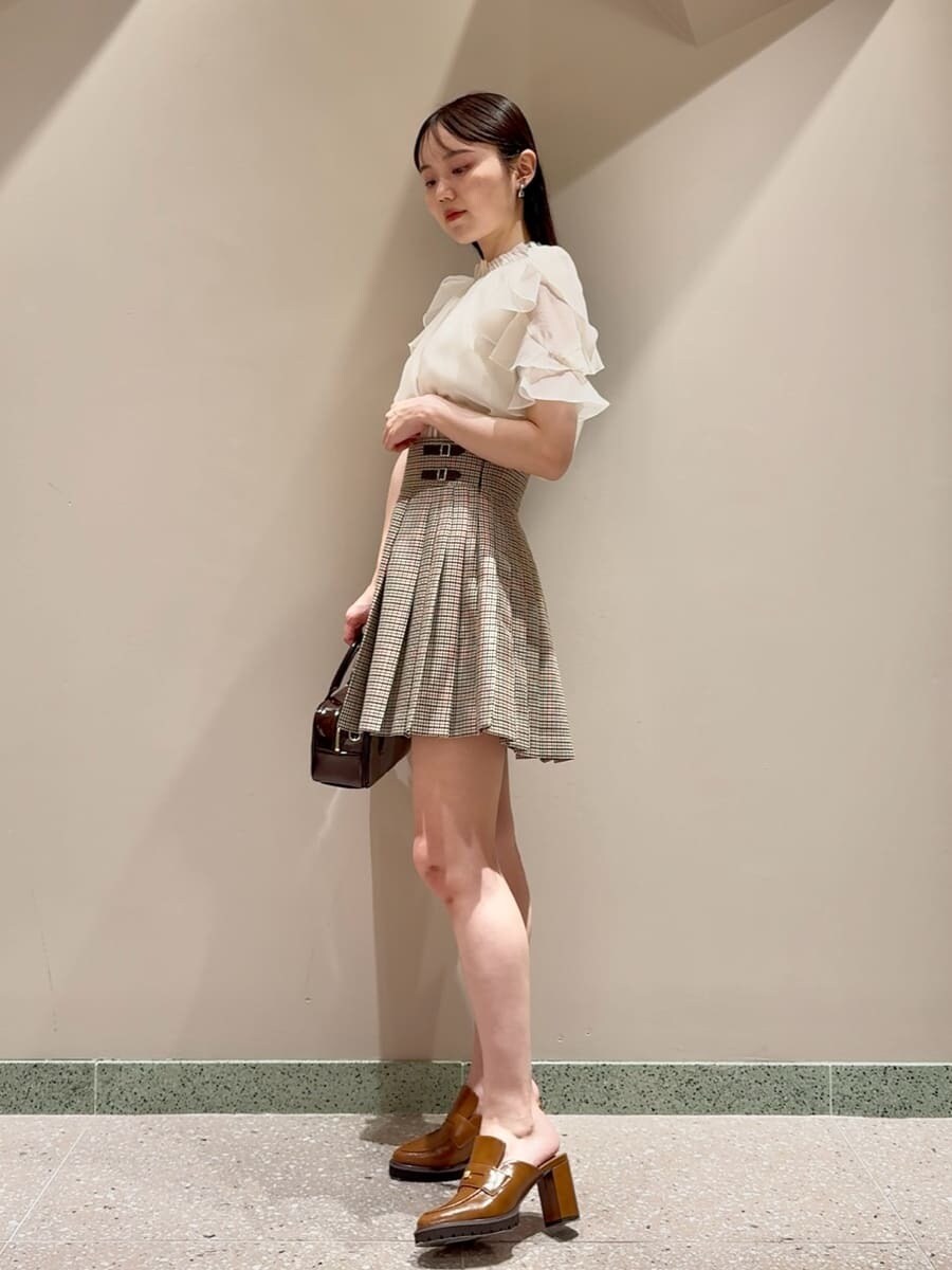 ホワイト系のシャツ/ブラウス、ベージュ系のスカート、イエロー系のローファーを着用したレディースの夏コーディネートの3枚目の写真