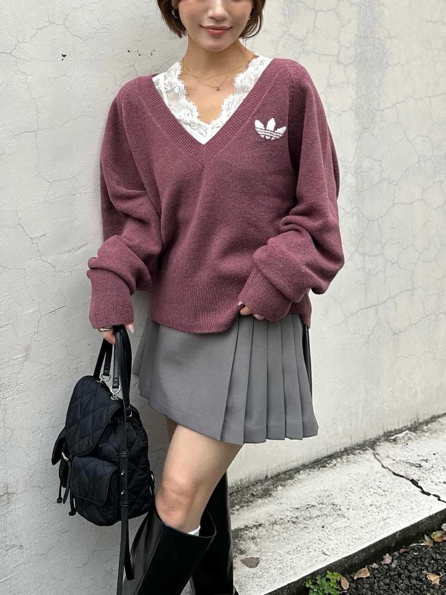 グレー系のその他パンツ、ホワイト系のTシャツ/カットソー、ブラック系のブーツを着用したレディースの秋コーディネートの2枚目の写真
