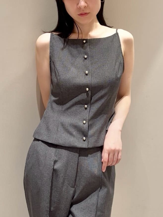 グレー系のキャミソール、グレー系のその他パンツ、ブラック系のショルダーバッグを着用したレディースの夏コーディネートの5枚目の写真