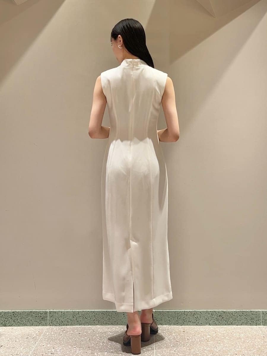 ホワイト系のワンピース、イエロー系のローファー、ベージュ系のショルダーバッグを着用したレディースの夏コーディネートの9枚目の写真