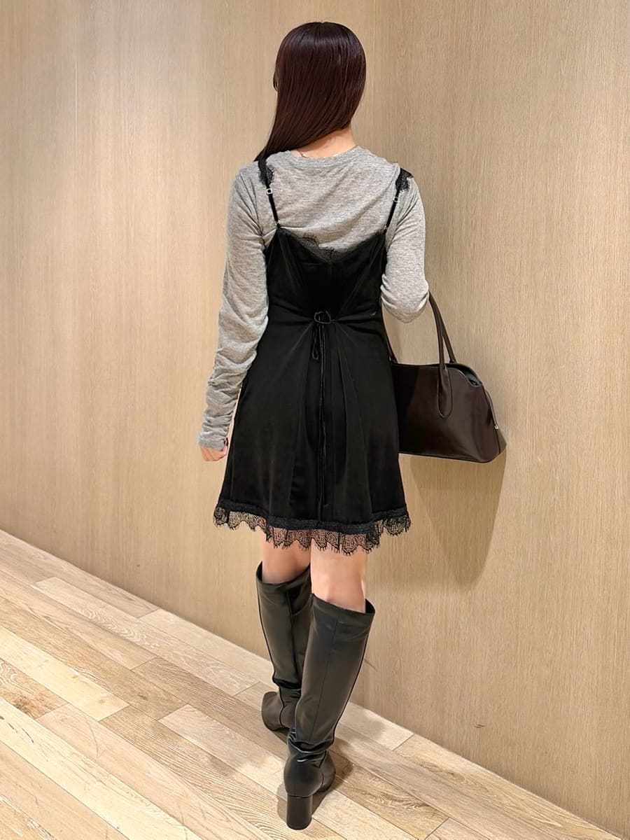 ブラック系のモッズコート、ブラック系のワンピース、ブラック系のブーツを着用したレディースの秋コーディネートの5枚目の写真