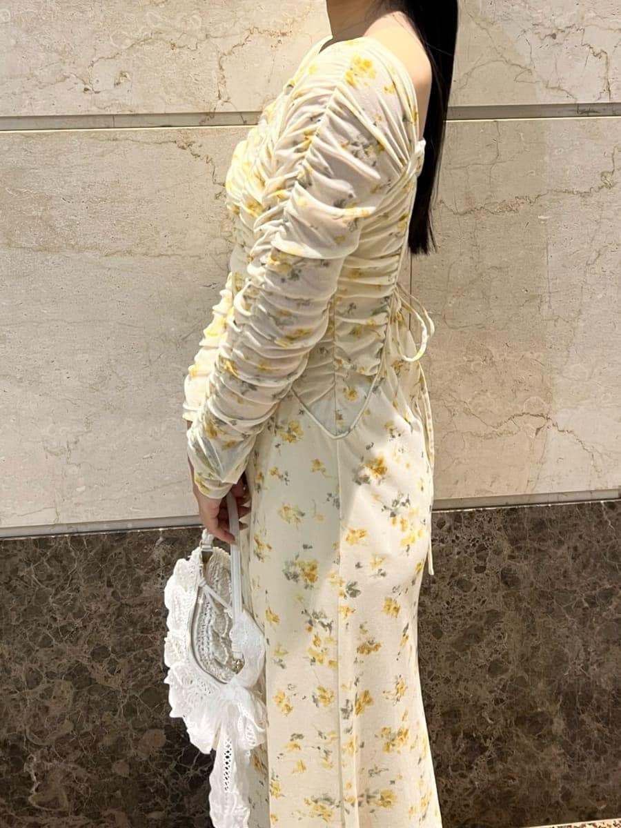 イエロー系のワンピース、その他のピアス（両耳用）を着用したレディースの冬コーディネートの5枚目の写真