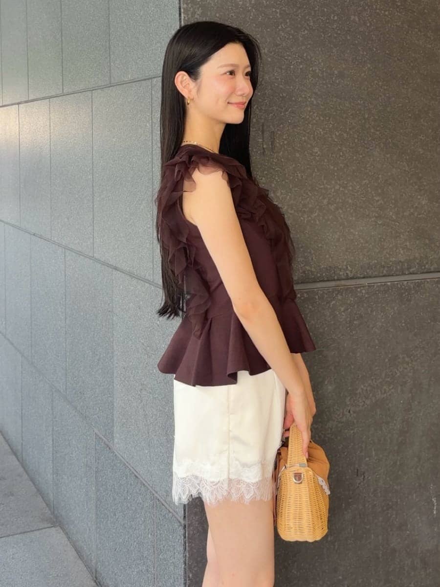 ブラウン系のかごバッグ、ブラウン系のニット/セーター、ホワイト系のその他パンツを着用したレディースの夏コーディネートの3枚目の写真