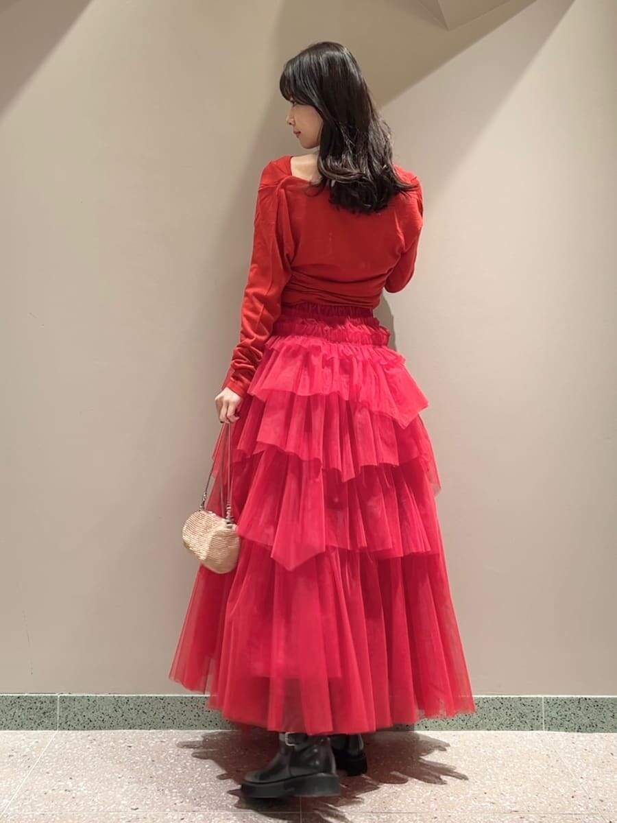 ブラック系のブーツ、レッド系のニット/セーターを着用したレディースの冬コーディネートの2枚目の写真