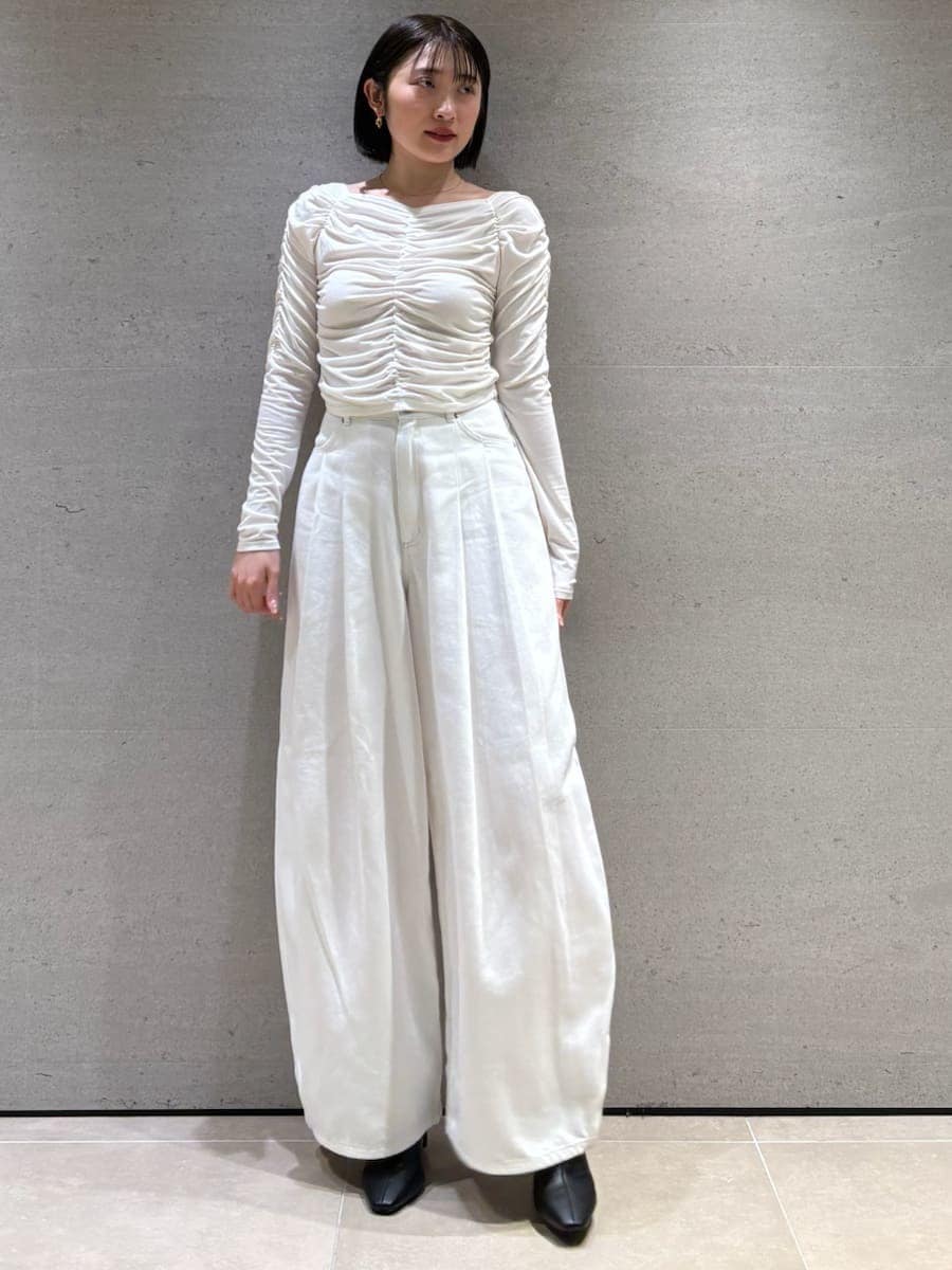 ホワイト系のTシャツ/カットソーを着用したレディースの冬コーディネートの4枚目の写真