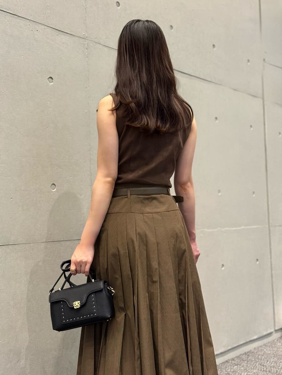 ブラウン系のTシャツ/カットソー、その他のスカート、ブラック系のショルダーバッグを着用したレディースの秋コーディネートの4枚目の写真