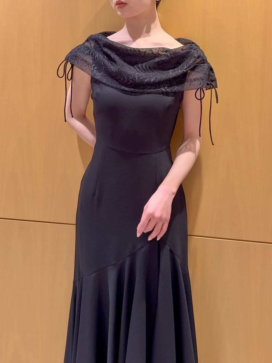 ブラック系のドレス、その他のパンプス、シルバー系のハンドバッグを着用したレディースの春コーディネートの4枚目の写真