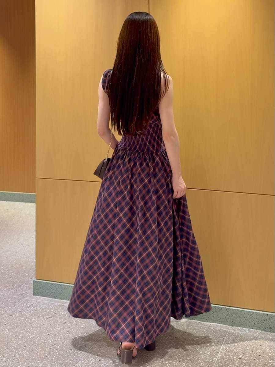 ブラウン系のサンダルを着用したレディースの夏コーディネートの4枚目の写真