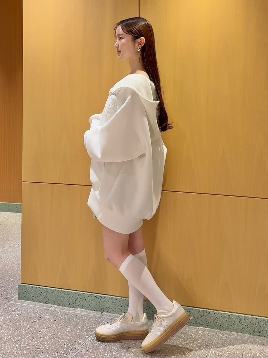 グリーン系のその他パンツ、ホワイト系のショルダーバッグ、その他のスニーカーを着用したレディースの春コーディネートの4枚目の写真