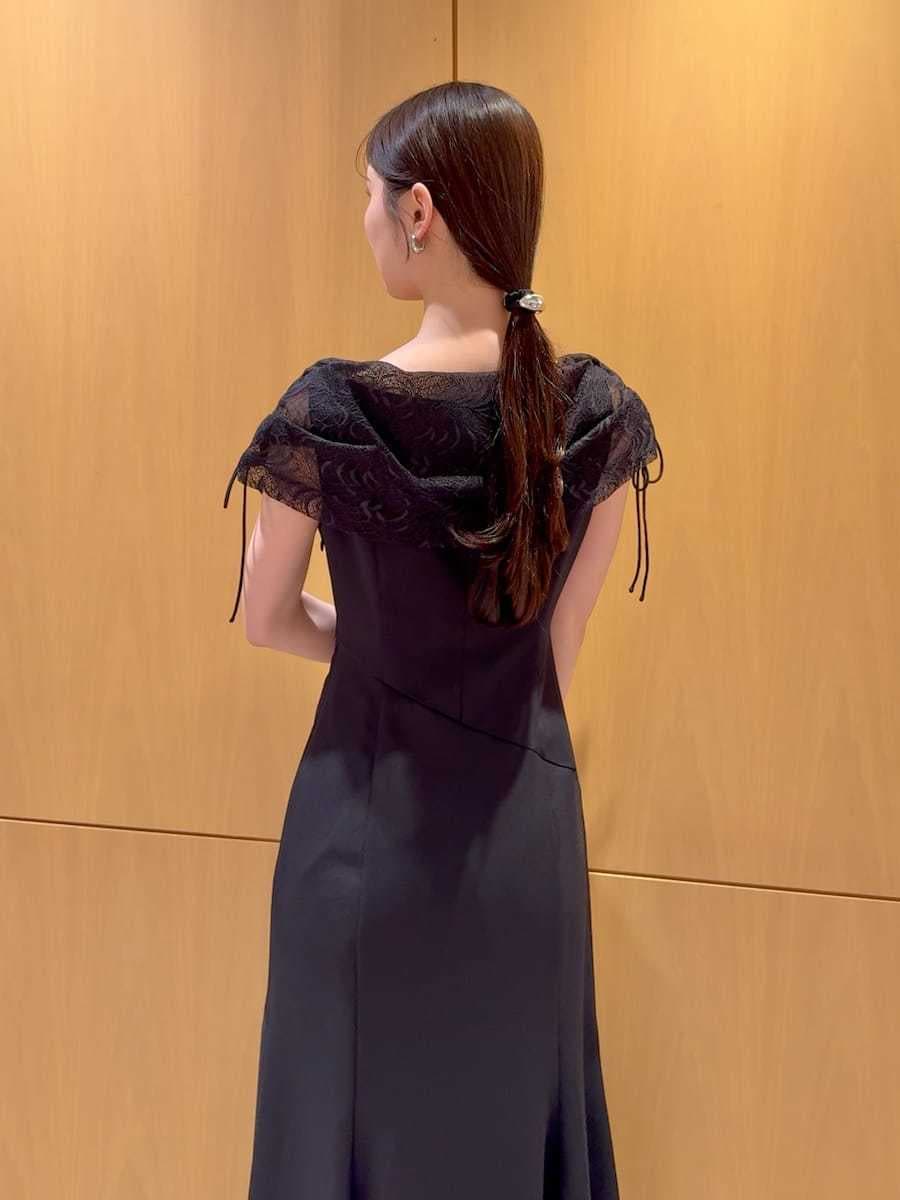 ブラック系のドレス、その他のパンプス、シルバー系のハンドバッグを着用したレディースの春コーディネートの5枚目の写真