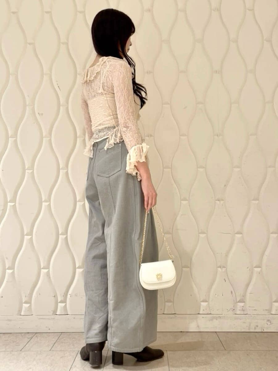 ピンク系のTシャツ/カットソー、ホワイト系のショルダーバッグ、ゴールド系のネックレスを着用したレディースの冬コーディネートの5枚目の写真