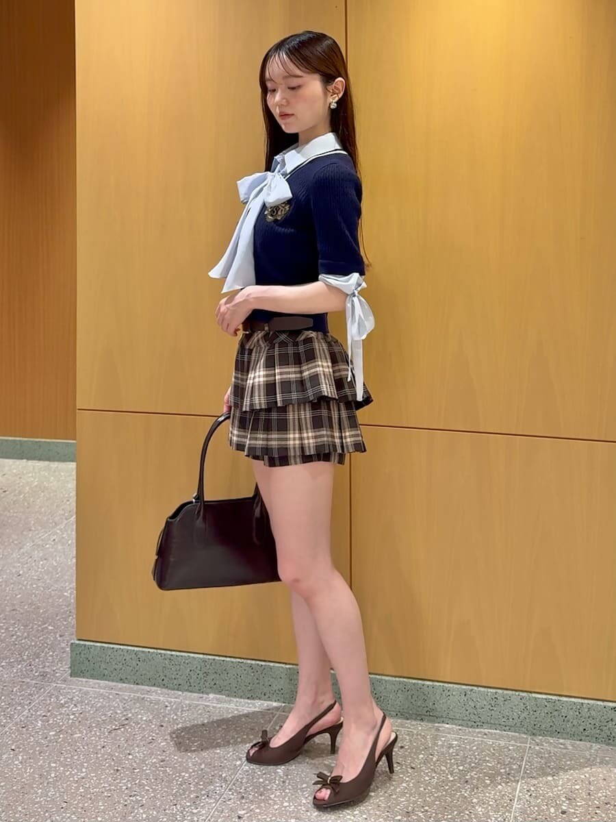 ブラウン系のその他パンツ、ブルー系のニット/セーター、ブラウン系のボストンバッグを着用したレディースの夏コーディネートの3枚目の写真