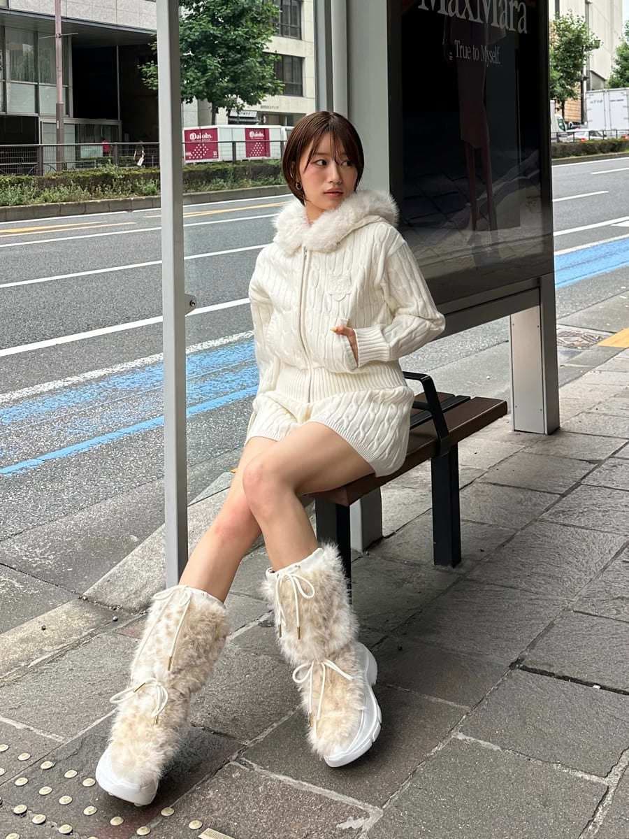 ホワイト系のボストンバッグ、ホワイト系のその他パンツ、ホワイト系のニット/セーターを着用したレディースの夏コーディネートの3枚目の写真