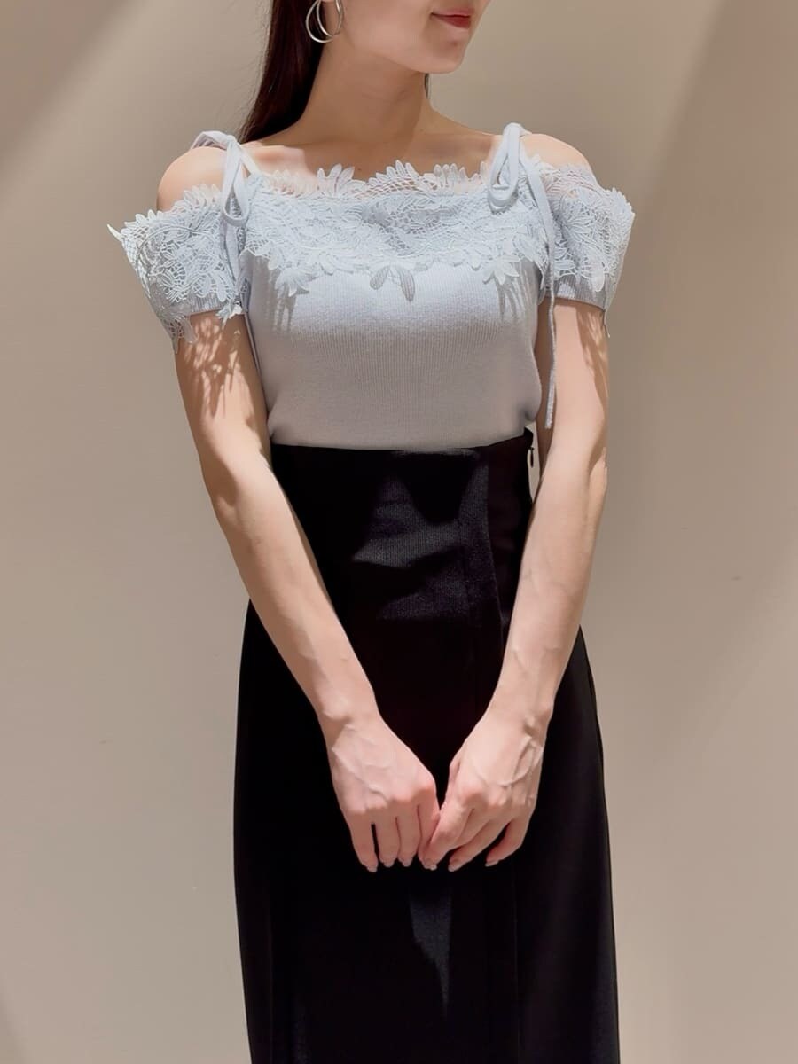 ブルー系のニット/セーター、ブラック系のスカート、ブラック系のローファーを着用したレディースの夏コーディネートの4枚目の写真