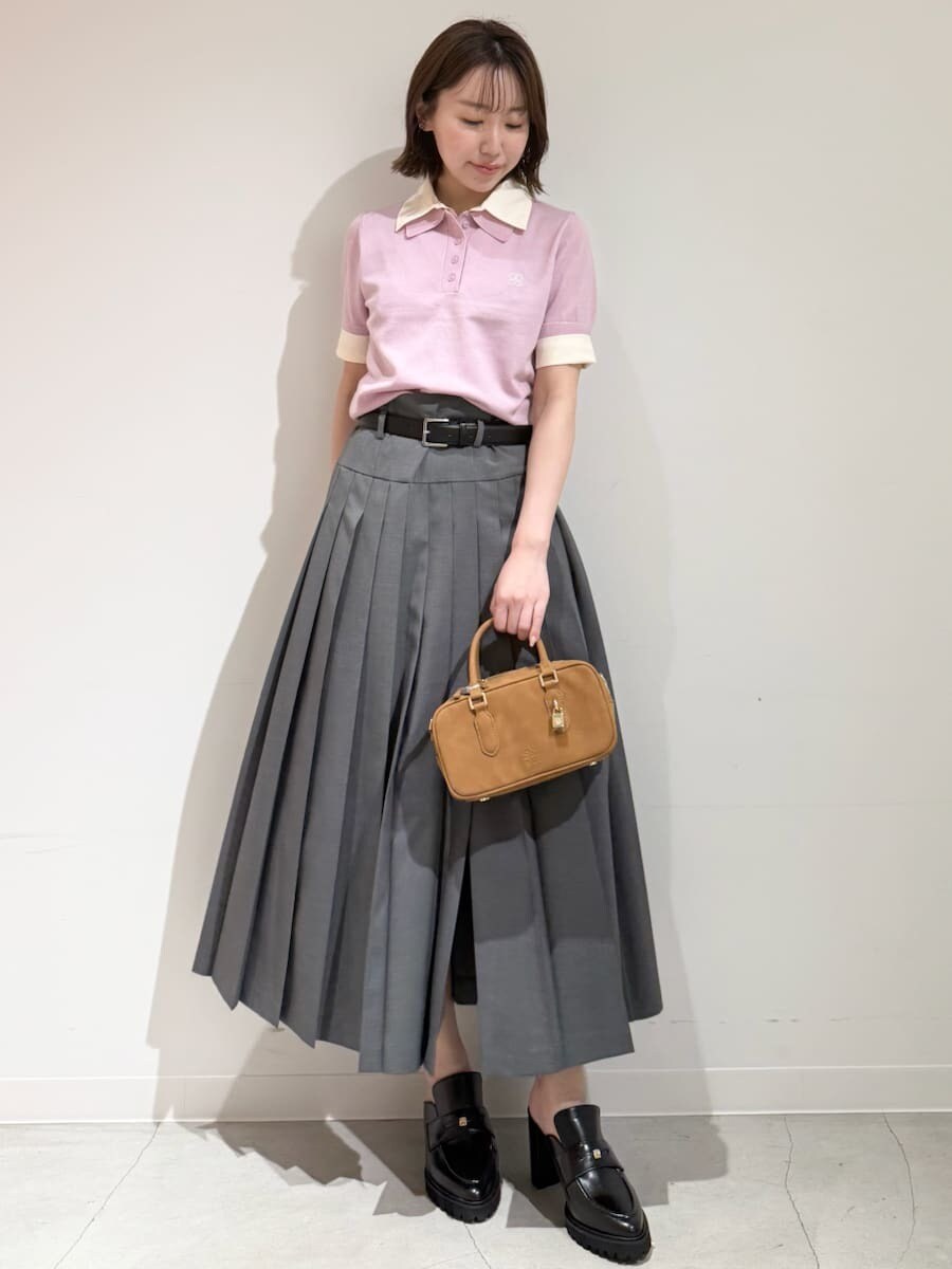 イエロー系のボストンバッグ、ピンク系のニット/セーター、グレー系のスカートを着用したレディースの夏コーディネートの8枚目の写真