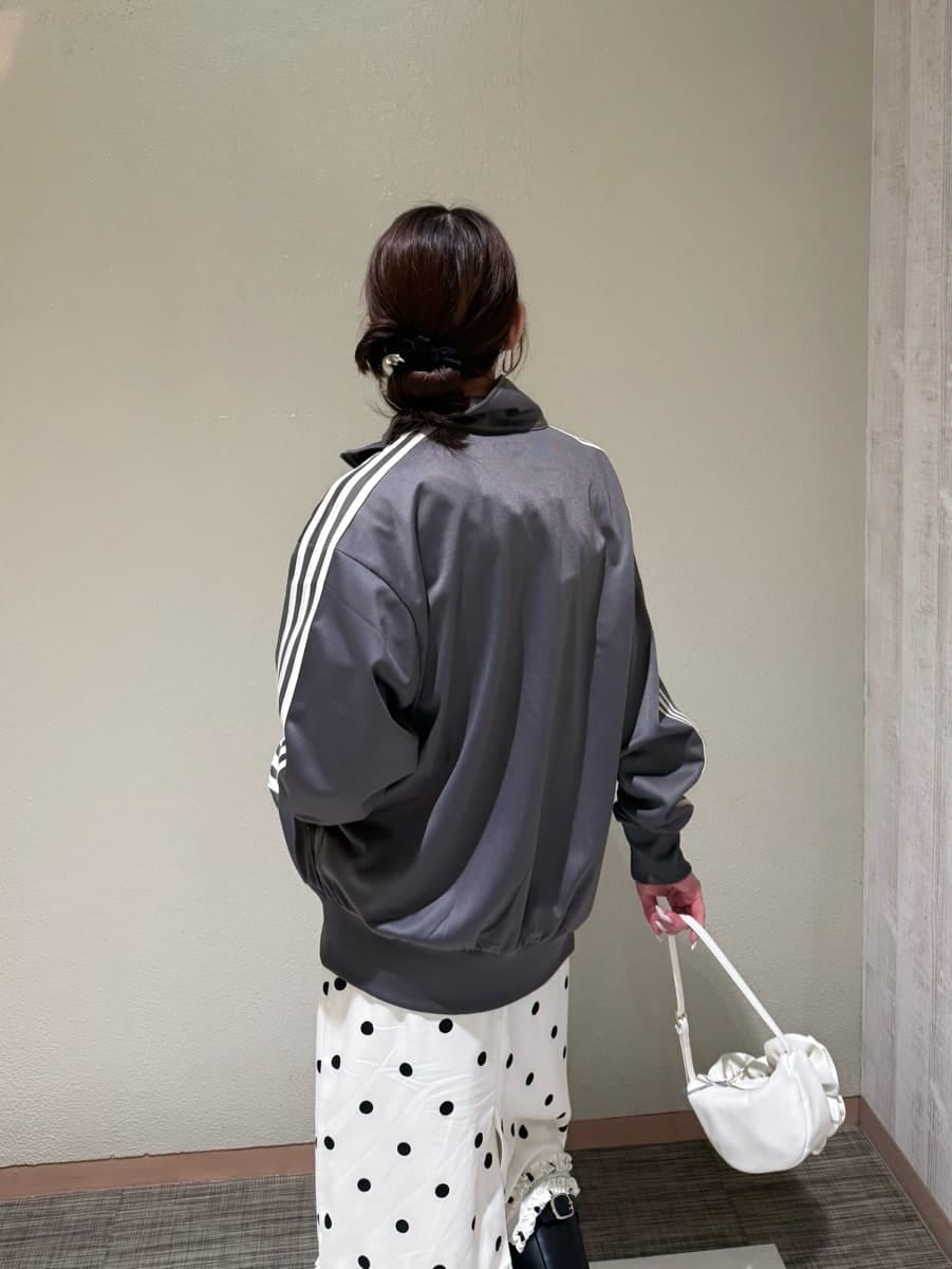 その他のスカート、その他のキャミソール、グリーン系のカーディガン/ボレロを着用したレディースの春コーディネートの7枚目の写真