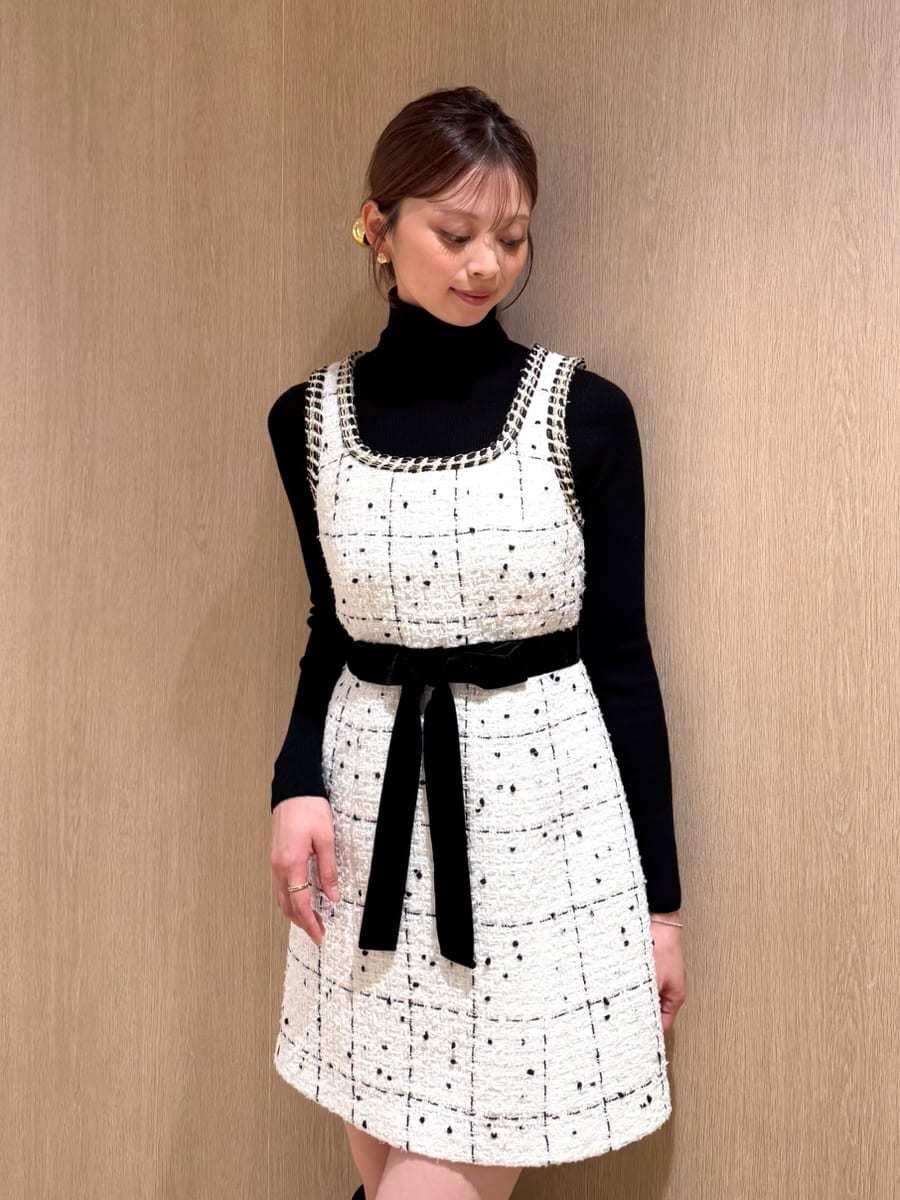 ホワイト系のワンピース、ブラック系のニット/セーター、ブラック系のブーツを着用したレディースの秋コーディネートの2枚目の写真