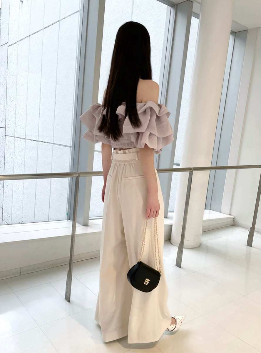 ホワイト系のその他パンツ、グレー系のシャツ/ブラウス、その他のパンプスを着用したレディースの春コーディネートの2枚目の写真