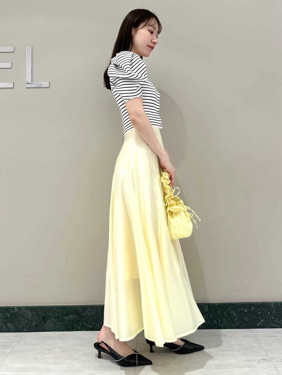 その他のカーディガン/ボレロ、ブラック系のパンプス、イエロー系のスカートを着用したレディースの春コーディネートの4枚目の写真