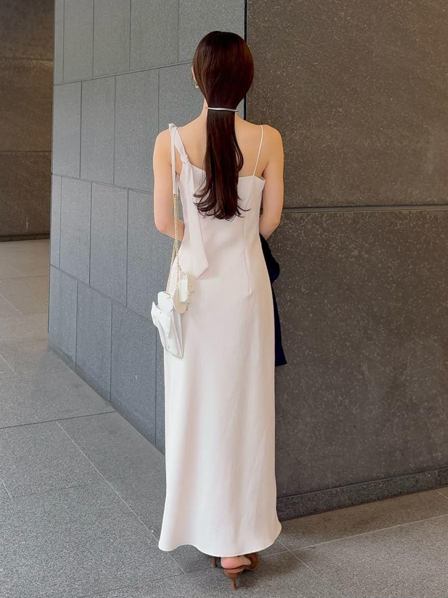 ホワイト系のワンピース、ブルー系のカーディガン/ボレロ、ブラウン系のパンプスを着用したレディースの春コーディネートの5枚目の写真