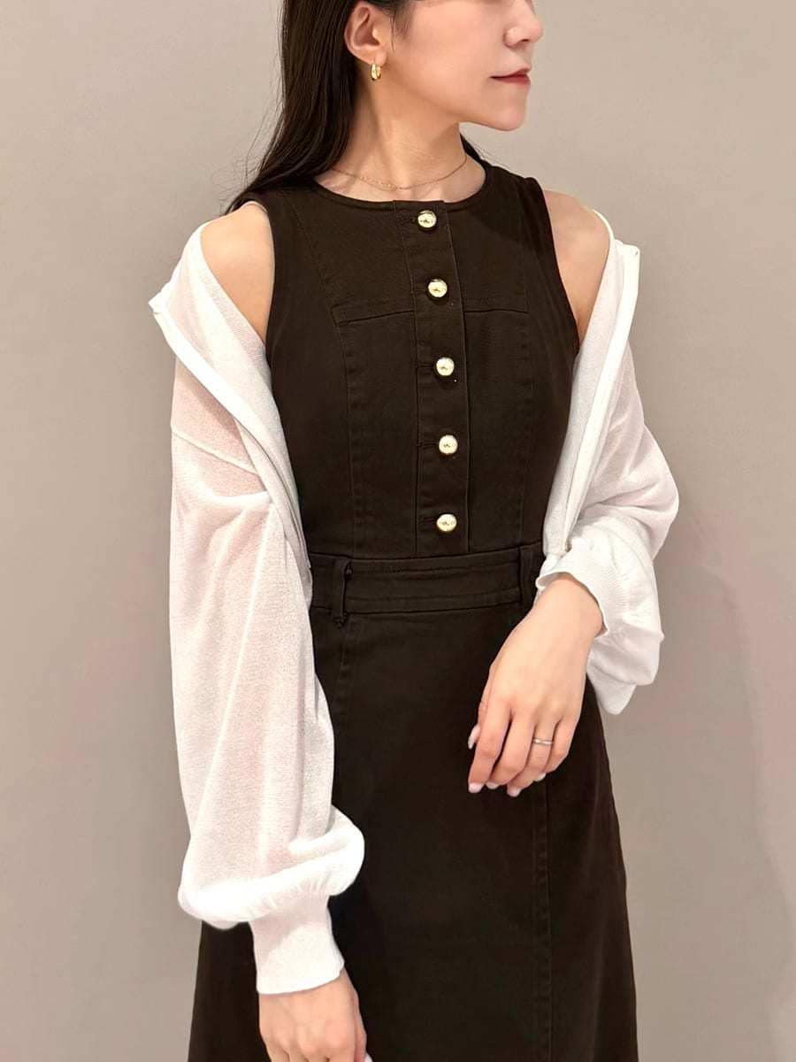 ホワイト系のショルダーバッグ、ブラウン系のワンピース、ホワイト系のサンダルを着用したレディースの春コーディネートの4枚目の写真