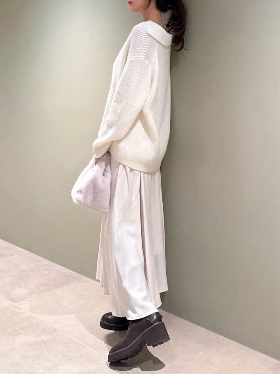 ホワイト系のワンピース、ホワイト系のハンドバッグ、その他のイヤリングを着用したレディースの冬コーディネートの2枚目の写真