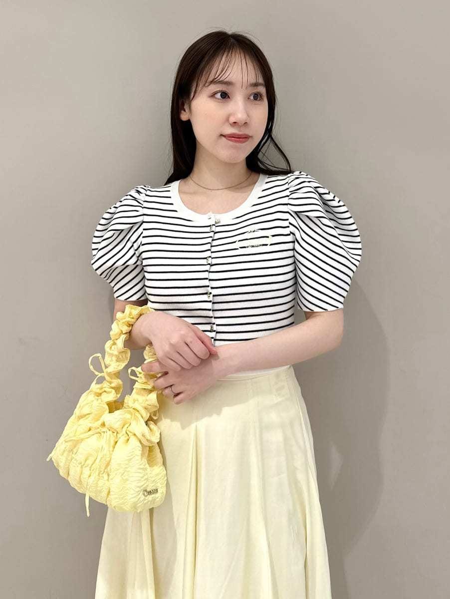 その他のカーディガン/ボレロ、ブラック系のパンプス、イエロー系のスカートを着用したレディースの春コーディネートの2枚目の写真