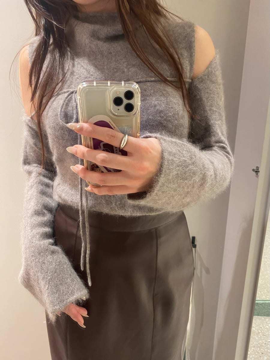 ブラウン系のスカート、ブラウン系のTシャツ/カットソー、ブラウン系のカーディガン/ボレロを着用したレディースの秋コーディネートの6枚目の写真