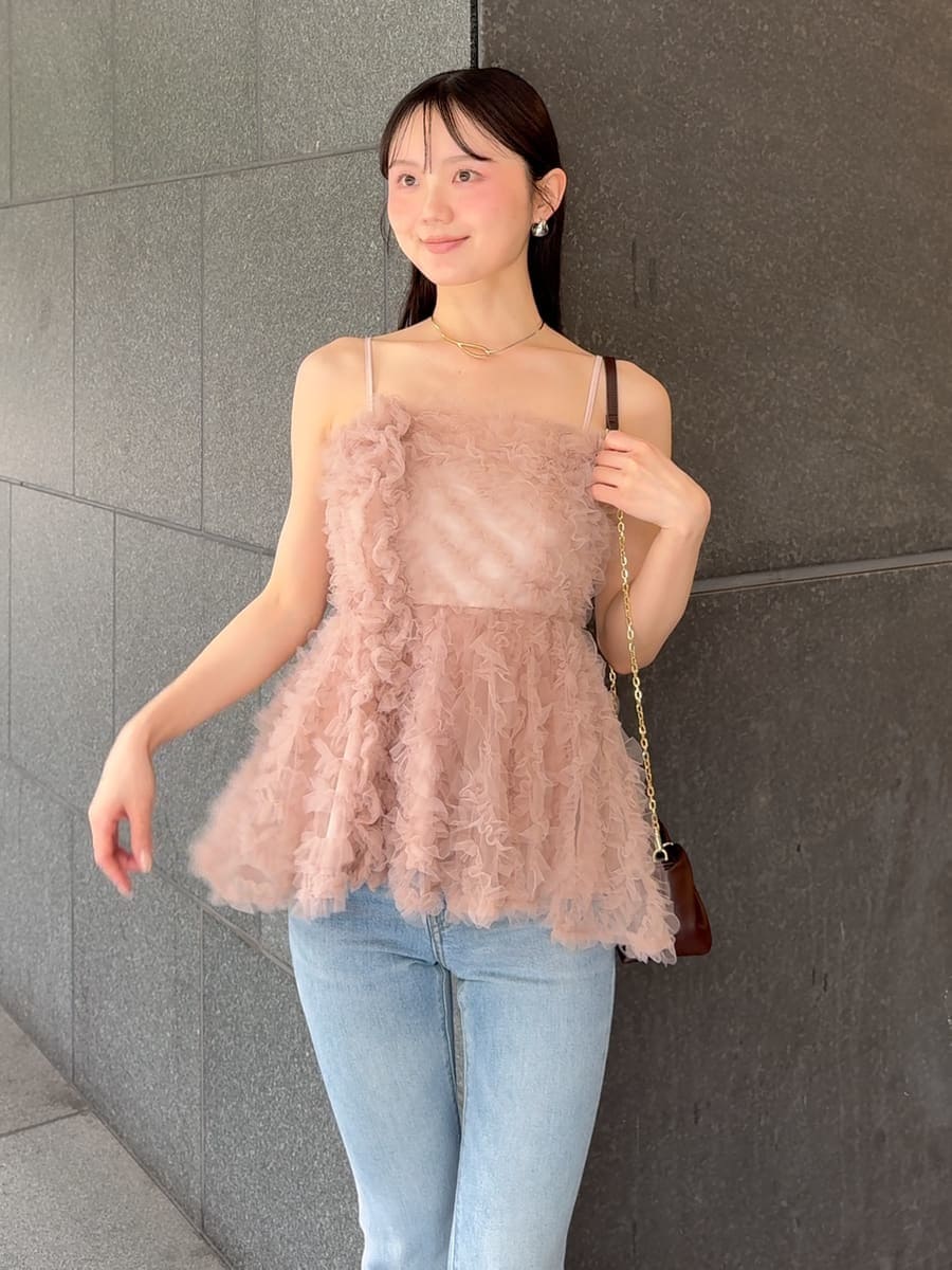 ブルー系のデニムパンツ、ピンク系のTシャツ/カットソーを着用したレディースの夏コーディネートの4枚目の写真