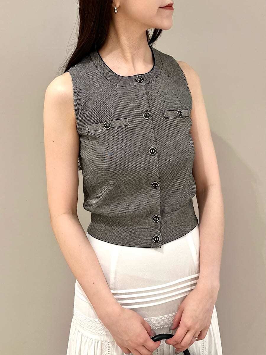 その他のニット/セーター、ホワイト系のスカート、ホワイト系のサンダルを着用したレディースの夏コーディネートの5枚目の写真