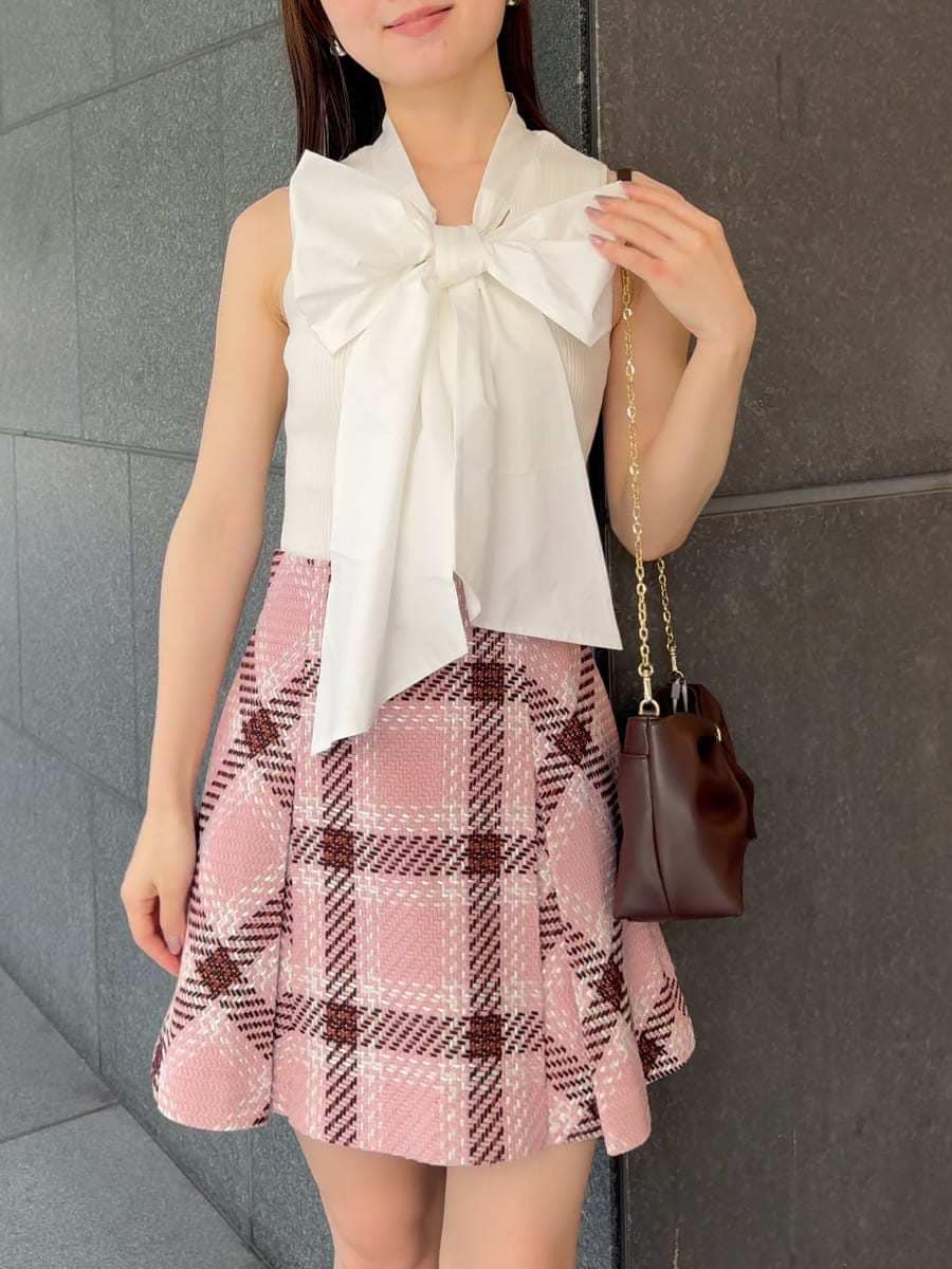 ピンク系のスカート、ホワイト系のTシャツ/カットソー、ブラウン系のサンダルを着用したレディースの秋コーディネートの5枚目の写真