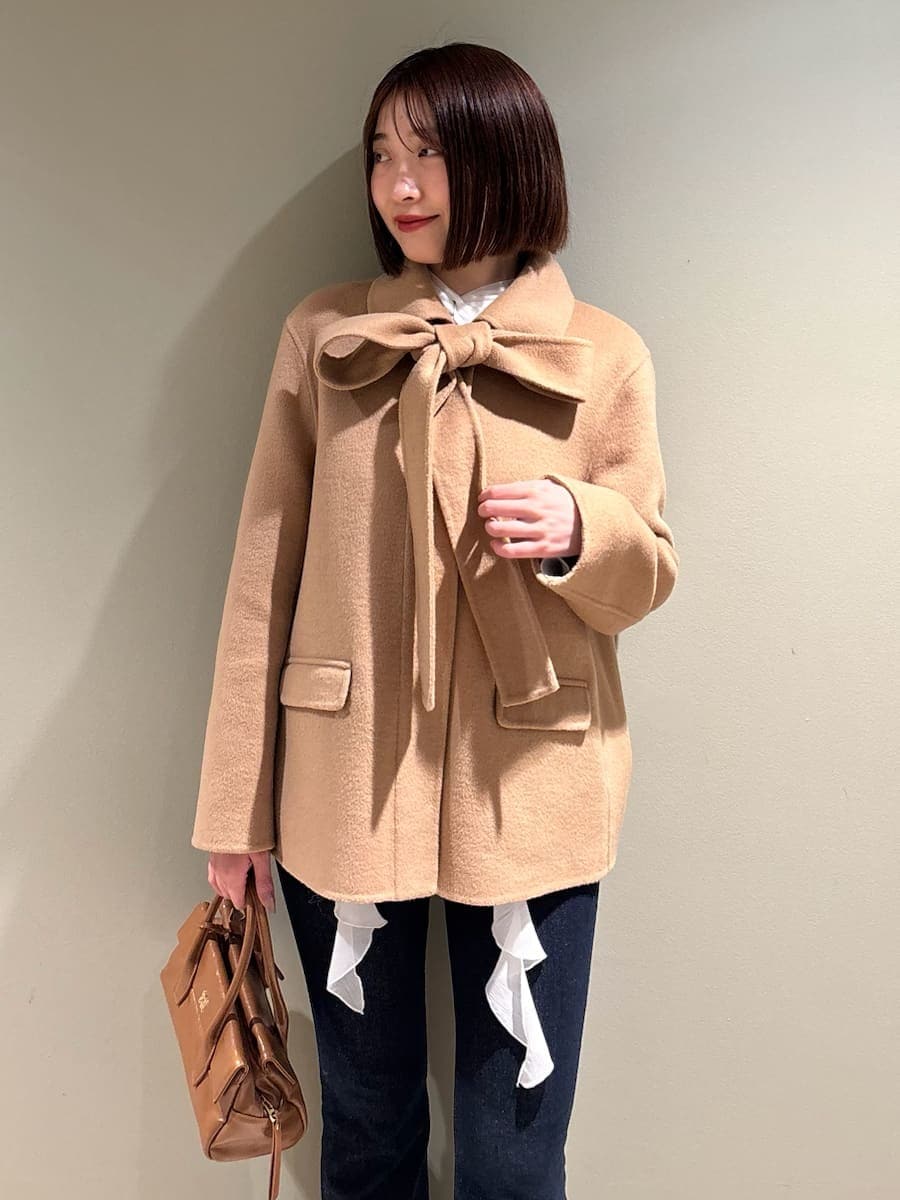 ブルー系のその他パンツ、イエロー系のテーラードジャケット、ホワイト系のシャツ/ブラウスを着用したレディースの冬コーディネートの4枚目の写真