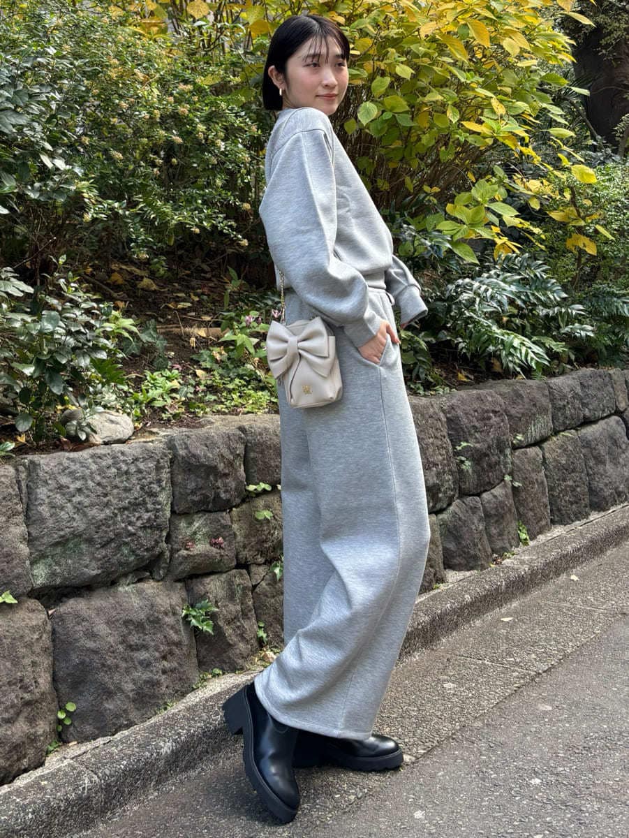 ホワイト系のショルダーバッグ、グレー系のスウェット、グレー系のスウェットパンツを着用したレディースの冬コーディネートの3枚目の写真