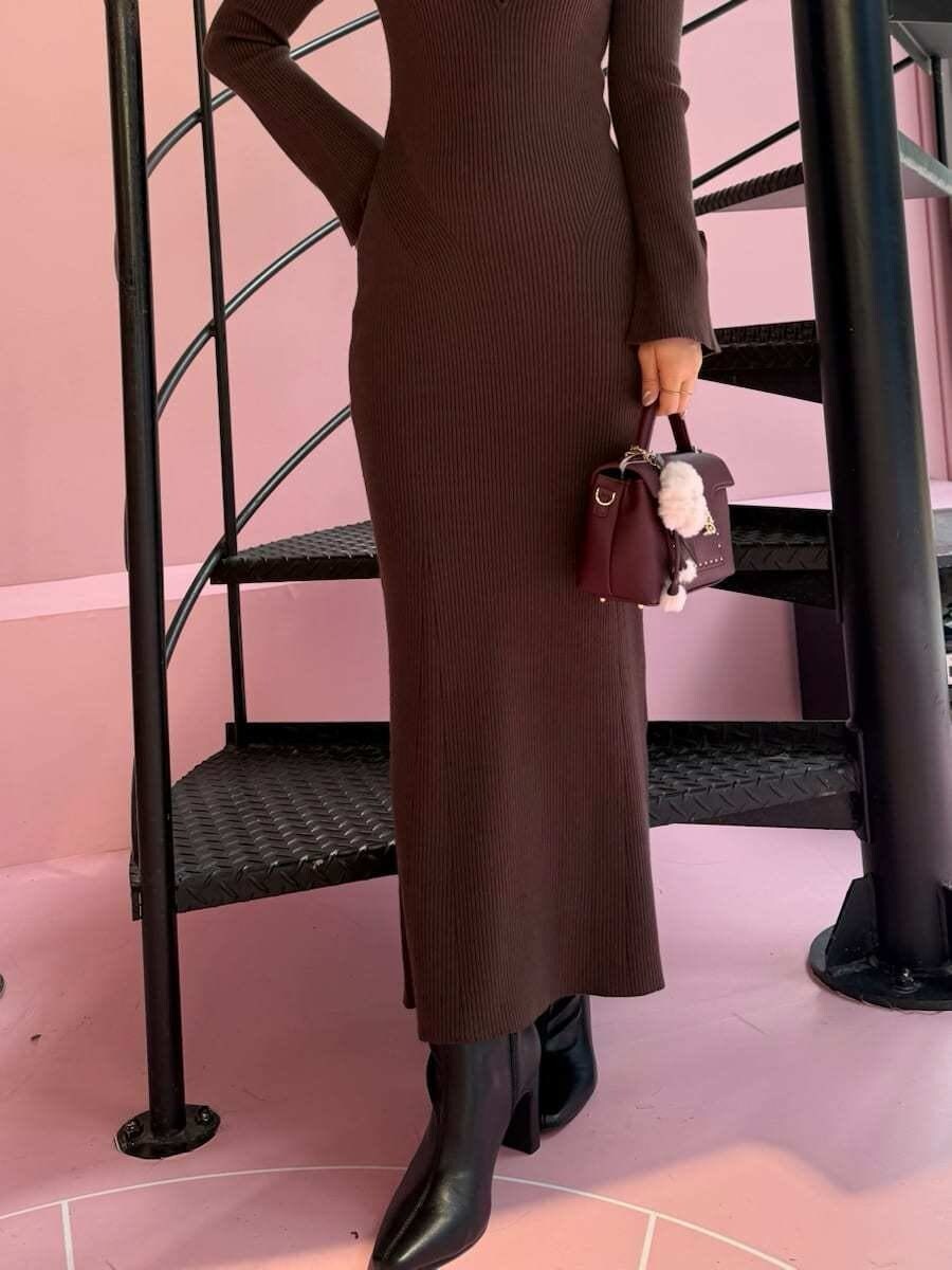 ブラック系のブルゾン、ブラウン系のワンピース、ブラック系のブーツを着用したレディースの秋コーディネートの8枚目の写真