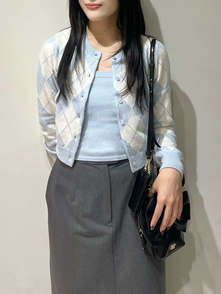 ブラック系のブーツ、グレー系のスカート、ブルー系のニット/セーターを着用したレディースの秋コーディネートの5枚目の写真