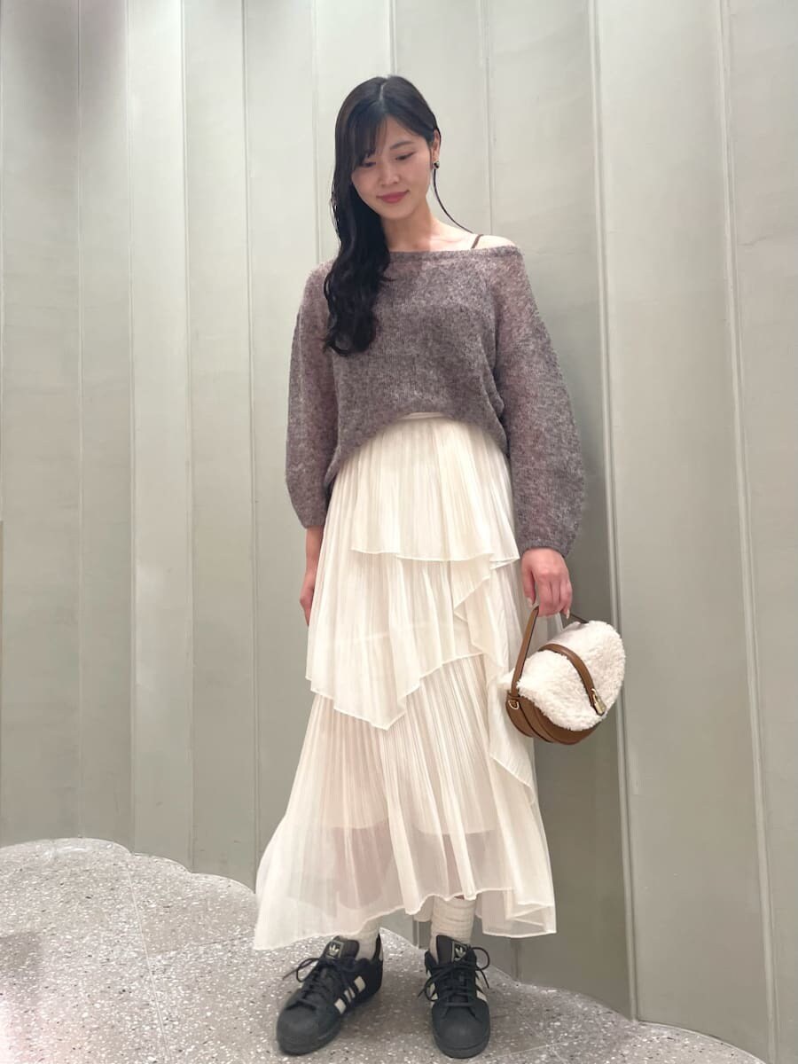 ブラウン系のニット/セーター、ホワイト系のスカート、イエロー系のハンドバッグを着用したレディースの秋コーディネートの3枚目の写真